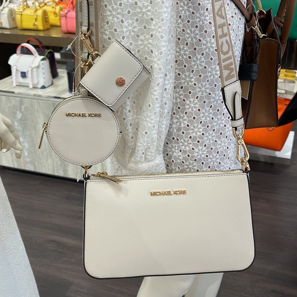 MICHAEL KORS
Jet Set Saffiano Leather Crossbody Bag with Case Apple Airpods Pro® - Picture 15 of 16